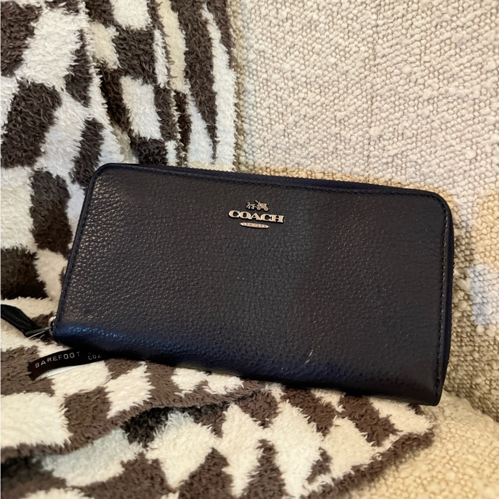 NWOT Coach Zippy Wallet navy blue. Deep black blue( midnight)